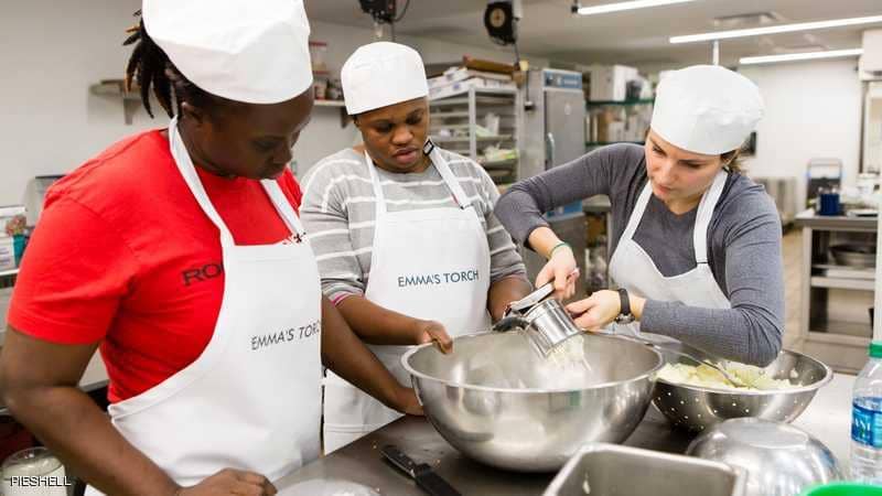 مطعم أميركي يقدم أطباقاً من إعداد اللاجئين